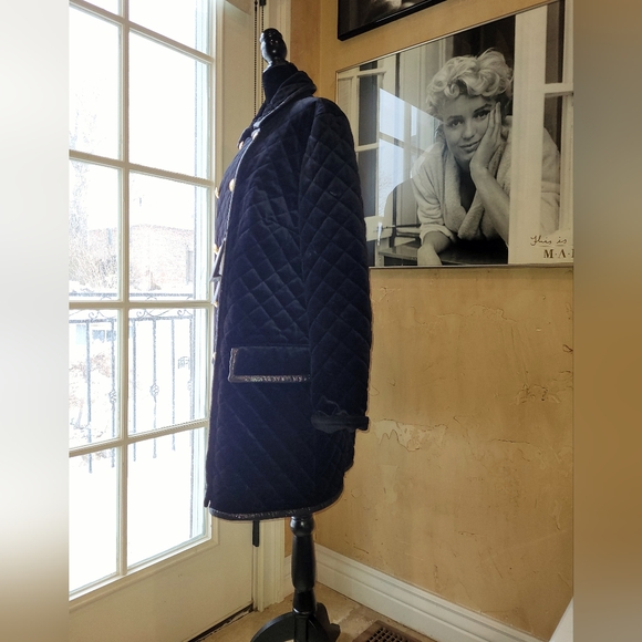 ESCADA Black Quilted Coat with Gold-Tone Buttons. Size 40 - Picture 9 of 16